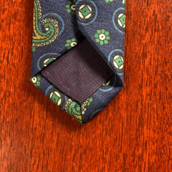 Madison Avenue 100% Silk Tie - Picture 4 of 5